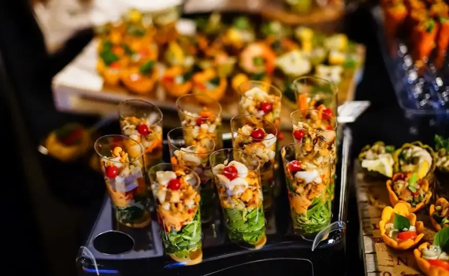 Catering: Rodzaje, style i trendy wybierz idealny dla Twojej imprezy!