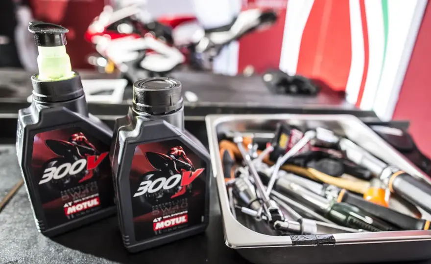 Olej Motul do motocykla sportowego - Czy 300V to najlepszy wybór?