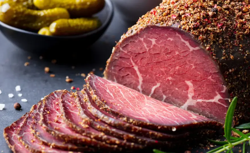 Pastrami - co to właściwie jest? Poznaj sekrety smaku i serwowania