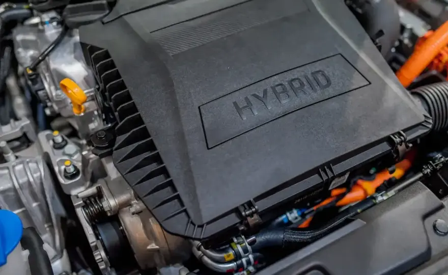 Yaris Hybrid - Akumulator 12V nie pod maską! Gdzie go szukać?