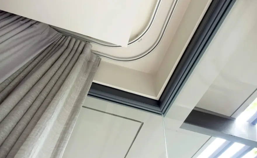 Aluminiowa szyna sufitowa: Praktyczny wybór do nowoczesnych wnętrz