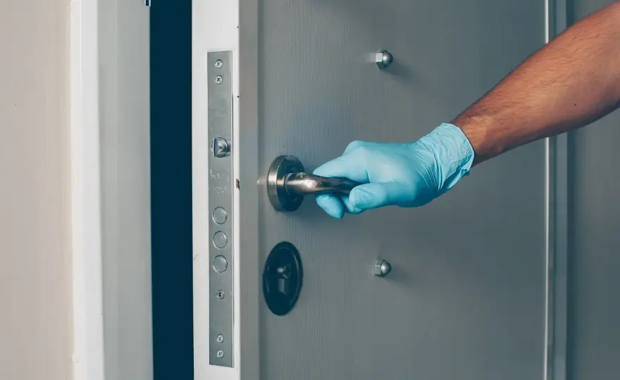 Porte voilée - Réparer ou remplacer ? Le guide complet