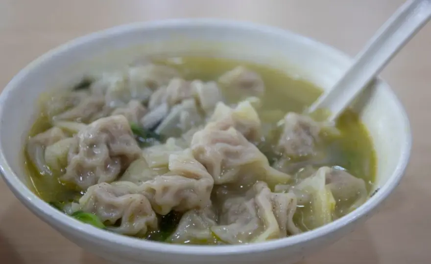 Zupa wonton - Jak przygotować idealne pierożki i klarowny bulion?