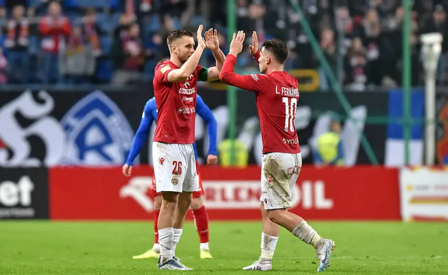 Zarobki piłkarzy Wisły Kraków: kwoty, które szokują kibiców