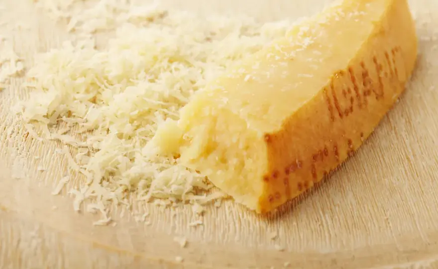 Parmesanrinde essbar? So nutzt du sie für mehr Geschmack!