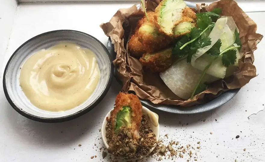 Friterad avokado med krispig panering och syrlig dipp