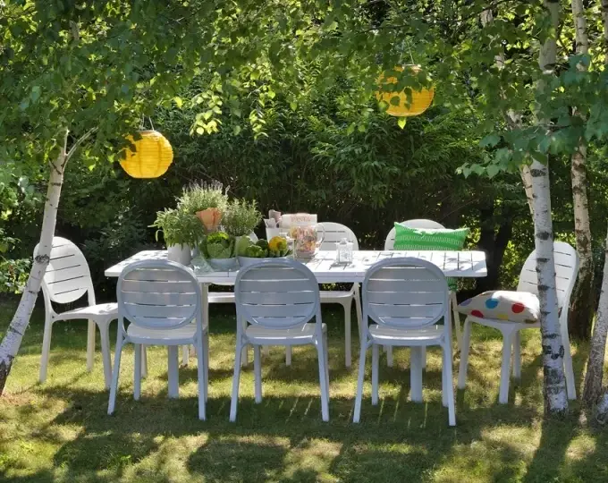 Jak wyczyścić meble ogrodowe plastikowe i przywrócić im blask