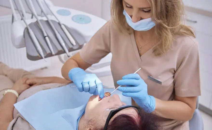 Krwawiące dziąsła - Co robić i kiedy iść do dentysty?