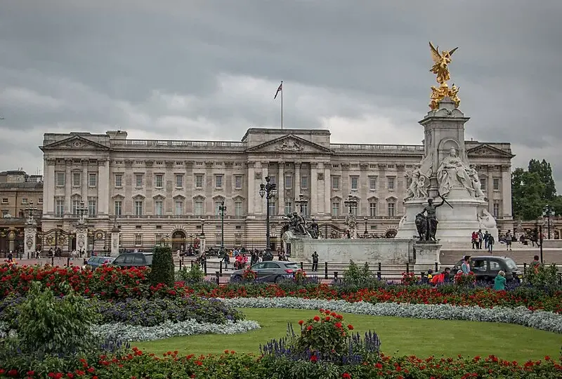 Pałac Buckingham w Londynie - zwiedzanie, zamek królewski, historia | London