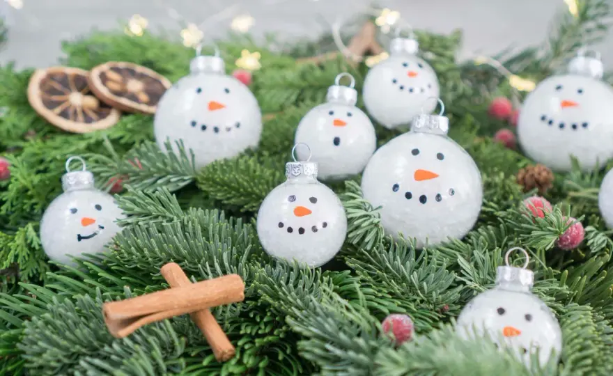 Weihnachtskugeln bemalen - einfache Ideen für Kinder und Familien
