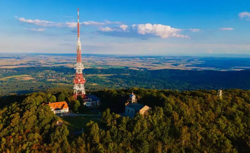 Ślęża dla początkujących - szlaki, atrakcje i przygotowanie
