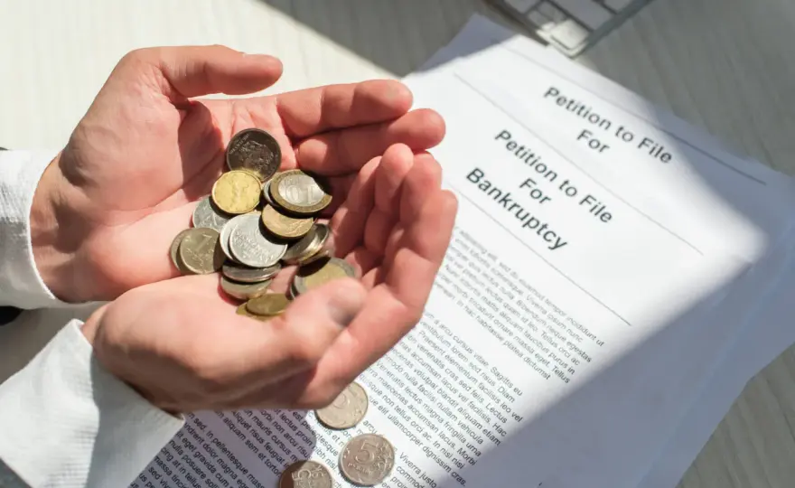 Na czym polega upadłość konsumencka osoby fizycznej i jak uniknąć długów
