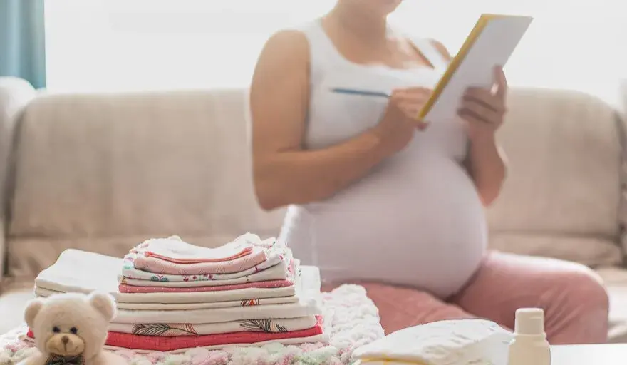 Kiedy zaczyna się 9 miesiąc ciąży? Kluczowe informacje i przygotowania