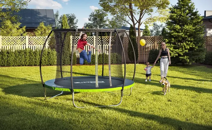 Trampolina ogrodowa z siatką wewnętrzną czy zewnętrzną - co wybrać dla bezpieczeństwa?