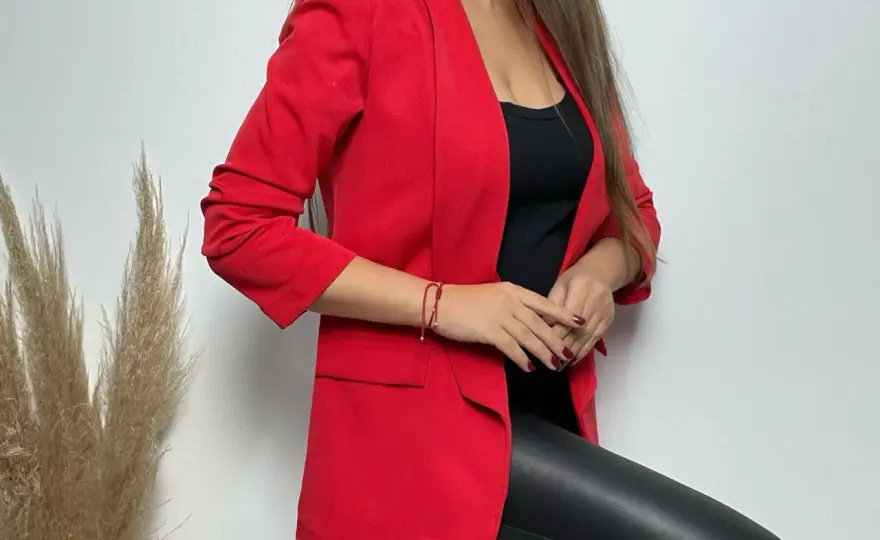 Jak stworzyć idealny outfit na studia: modne i wygodne stylizacje na każdą porę roku