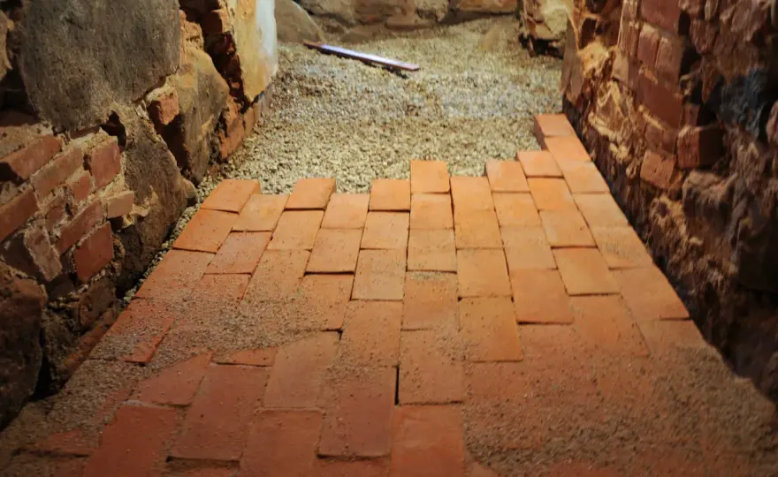 Co na podłogę w piwnicy? Najlepsze materiały odporne na wilgoć