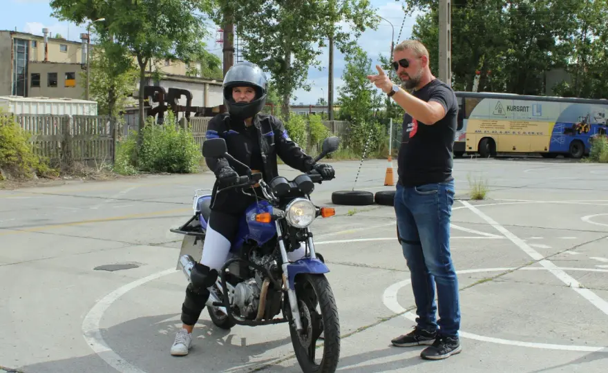 Ile godzin praktyki na prawo jazdy? Sprawdź wymagania dla kategorii