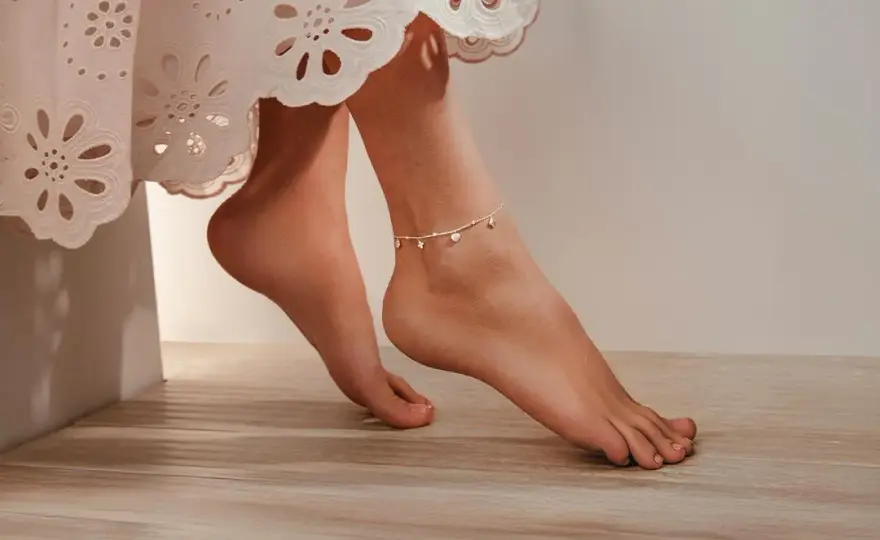 Na której nodze nosić bransoletkę? Moda, mity i stylizacje