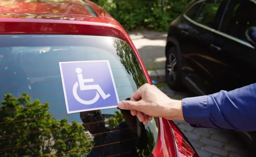Karta parkingowa - jakie dokumenty są potrzebne i kto ją dostanie?
