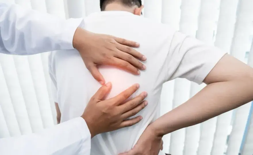 Ból pod lewą łopatką - Kiedy to mięśnie, a kiedy alarm?