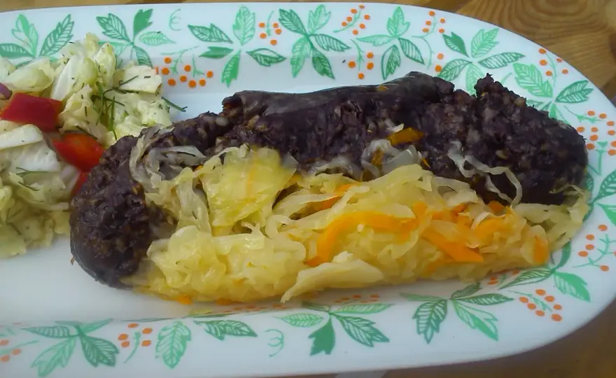 Przepis na kaszankę z grilla z kapustą kiszoną i jabłkiem - smak lata