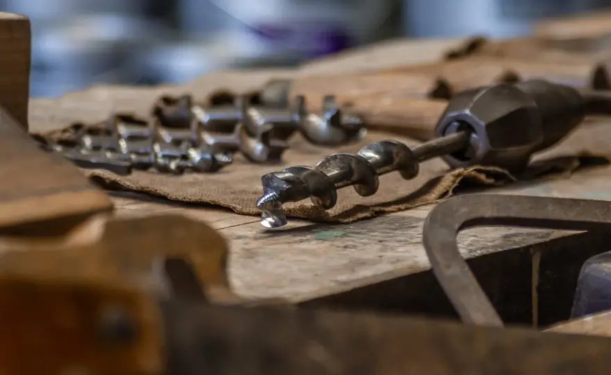 Come bucare il legno senza trapano - Metodi efficaci