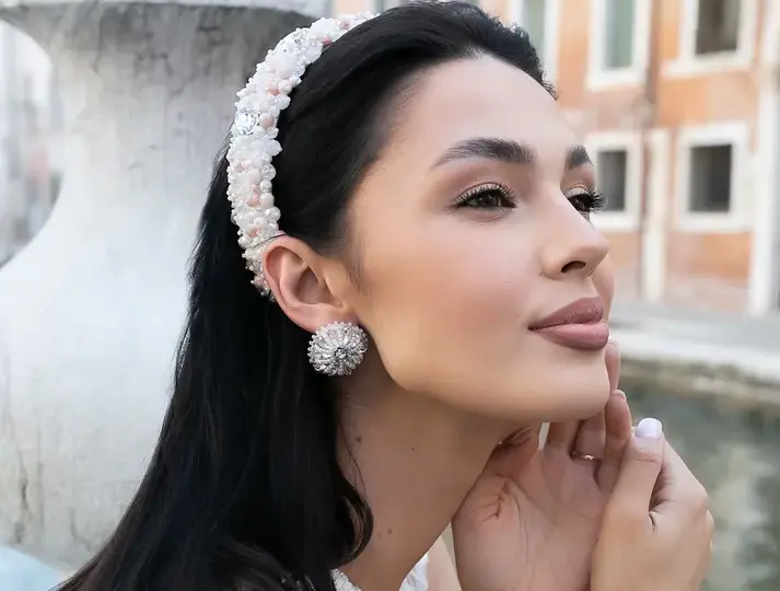 Czy opaski są modne? Odkryj najnowsze trendy i stylizacje