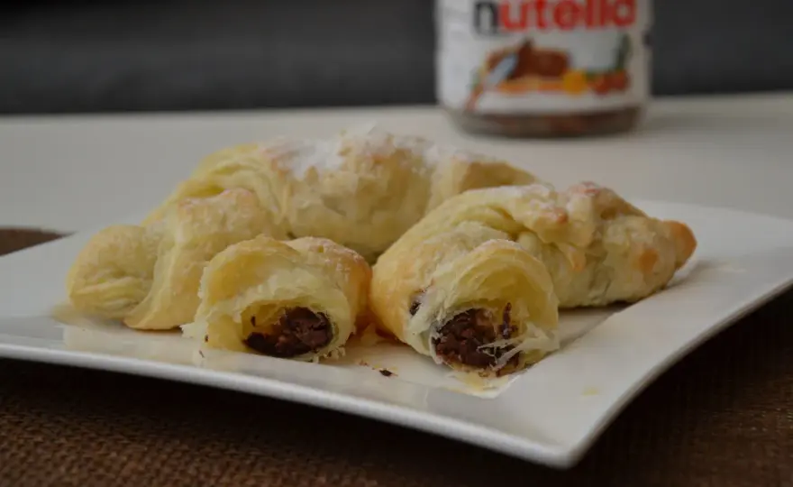 Rogaliki z ciasta francuskiego z Nutellą! Słodki przepis w 15 minut