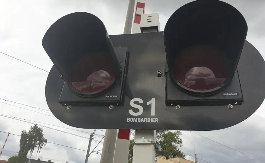 Czerwone światło na przejeździe kolejowym - Co oznacza?
