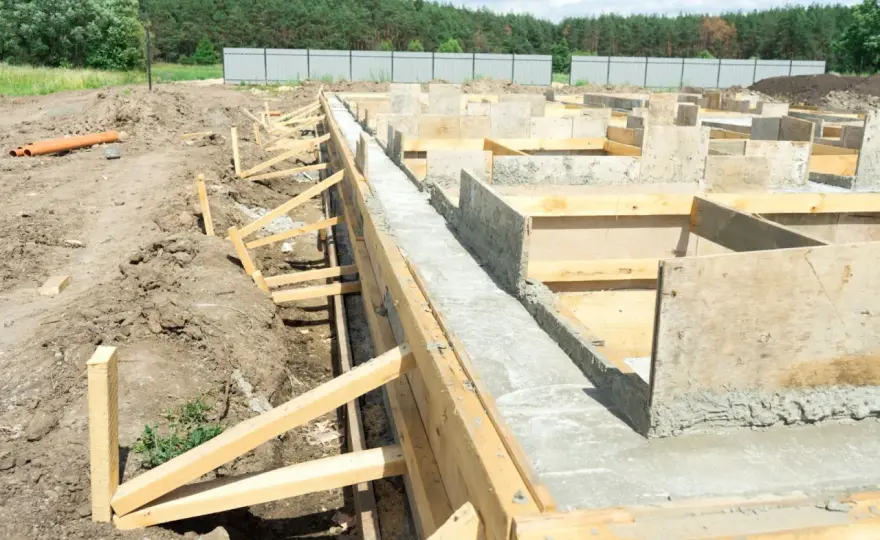 Jaki fundament pod dom szkieletowy? Wybierz mądrze!