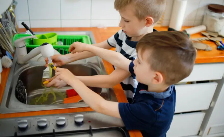 Obowiązki dziecka w domu - Tabela zadań i jak uczyć bez sporów?