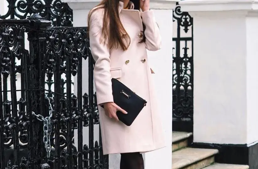 Outfit na chrzest: Jak się ubrać elegancko i stosownie?