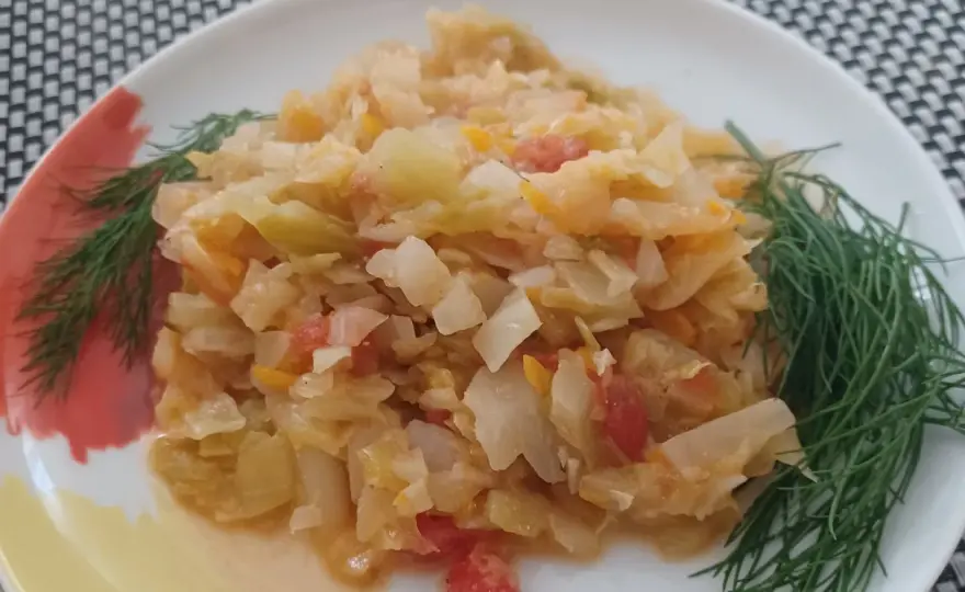 Młoda kapusta z pomidorami - idealny przepis na lato!