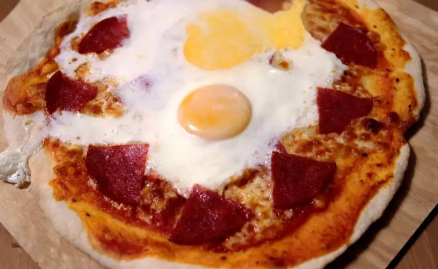 Pizza z jajkiem: kiedy wbić jajko, aby uzyskać idealną konsystencję
