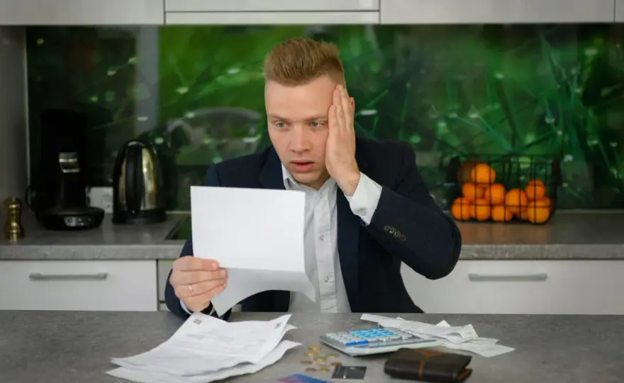 Zajęcie umowy zlecenie przez komornika - jak się bronić?