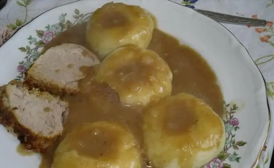 Sos do klusek śląskich: klasyka i wege. Przepisy, które zachwycą!