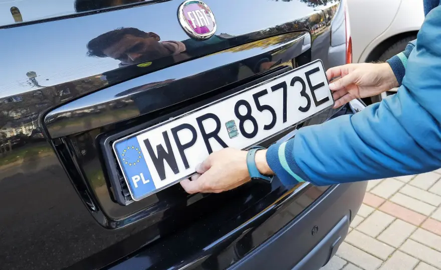 Duplikat tablicy rejestracyjnej - jak załatwić bez stresu?