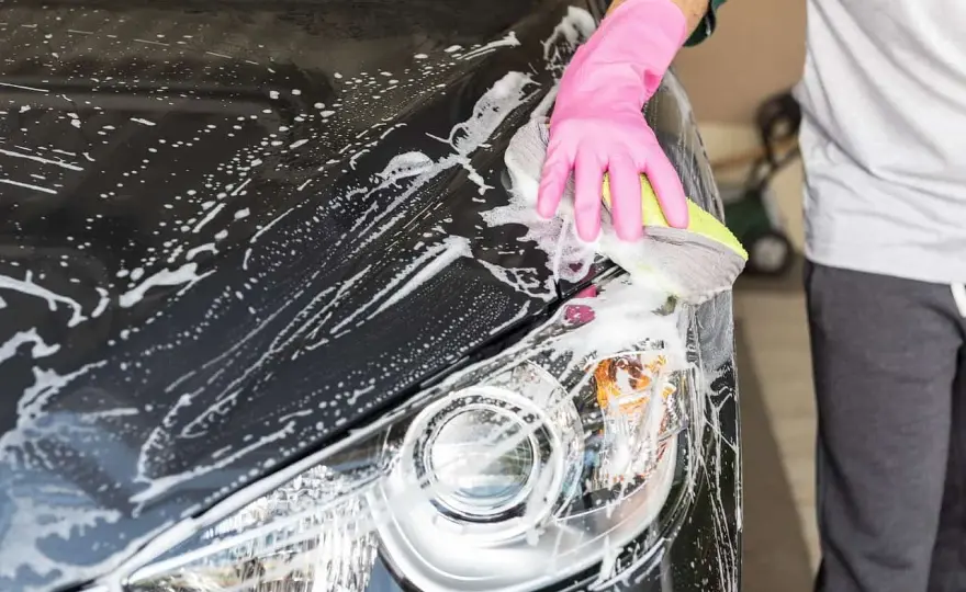 Jak umyć auto przed woskowaniem, aby uniknąć zarysowań i smug