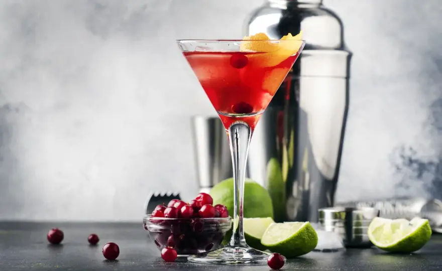 Cosmopolitan - Klasyczny przepis - zrób drink jak z baru!