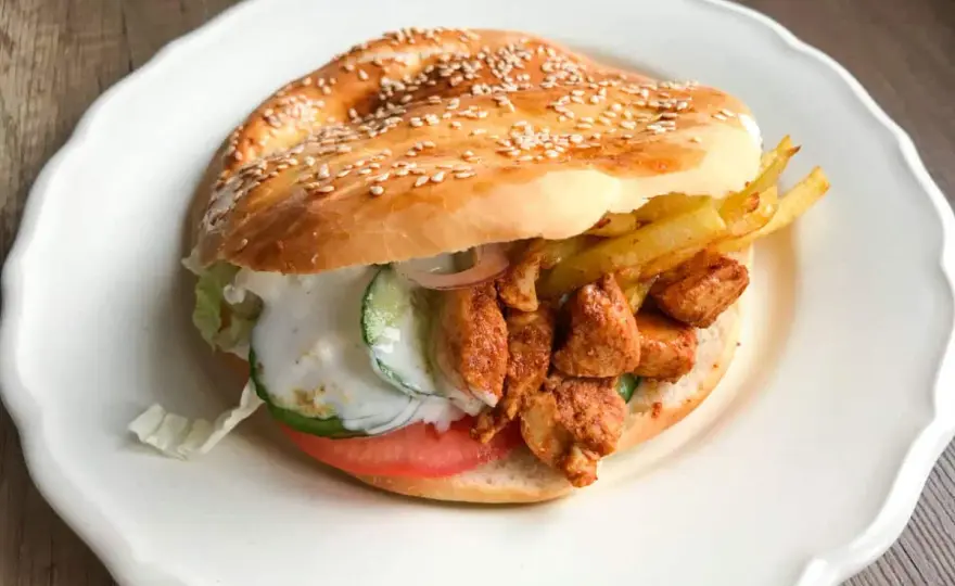 Ile kcal ma kebab w bułce? Zaskakujące fakty o kaloriach
