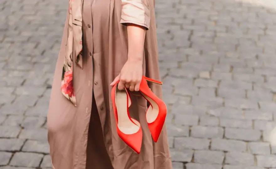 Buty do beżowej sukienki - jak dobrać, by wyglądać stylowo?