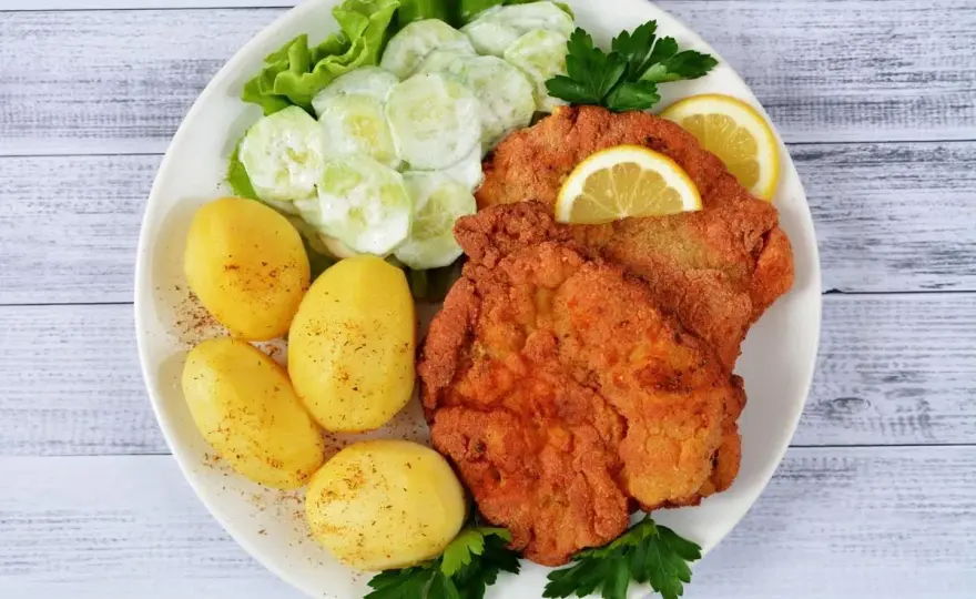 Ile kalorii ma schabowy z ziemniakami i surówką? Zaskakujące wartości!