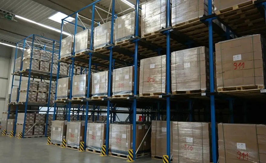 Magazyn centralny - kiedy usprawnia logistykę firmy?