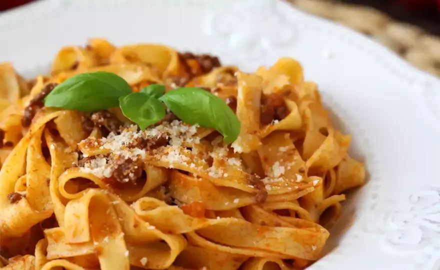 Tagliatelle bolognese - przepis na idealne ragù i makaron