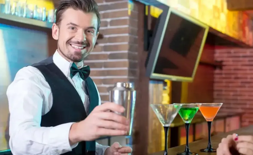Ile zarabia barman w Polsce? Fakty o wynagrodzeniach i napiwkach