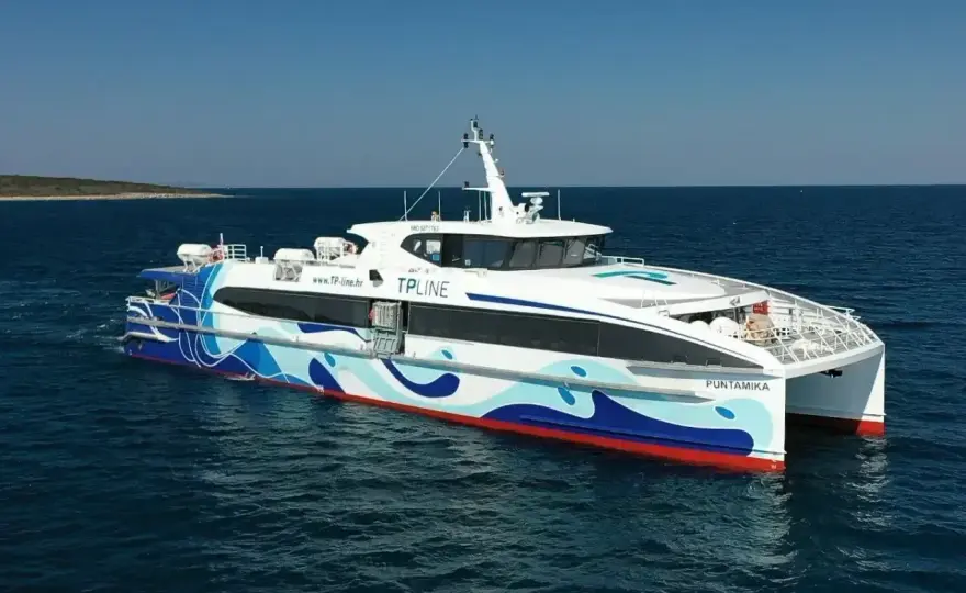 Split - Hvar: Prom czy Katamaran? Wybierz mądrze!