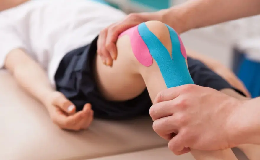Tejpy na kolano - aplikacja krok po kroku na ból i stabilizację