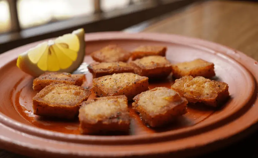 Bacalao rebozado crujiente y ligero, con el punto perfecto