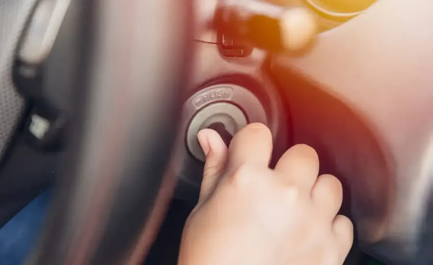 Bezpiecznik rozrusznika: Jak sprawdzić i wymienić? Auto nie odpala!