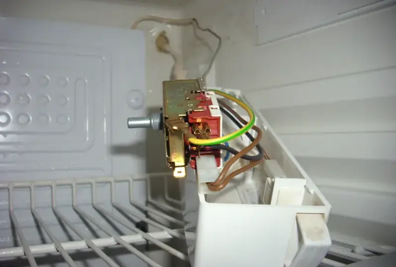 Jak sprawdzić termostat w lodówce? Diagnoza DIY i koszty naprawy.